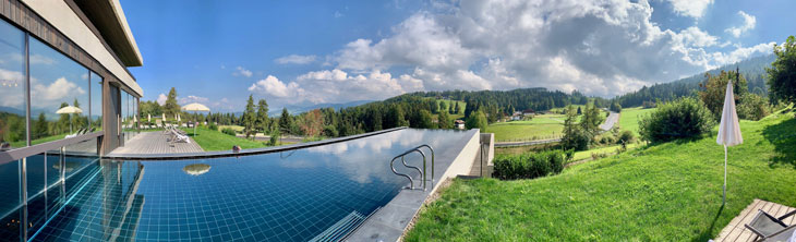 Beeindruckend: der 25 Meter lange, freischwebende Sole-Pool des Hotel Pfösl (©Foto Anke Sieker)